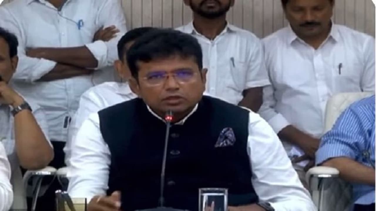 బీఆర్ఎస్ పై కక్ష సాధింపు చర్యలు ఉండబోవు,. గత ప్రభుత్వ పాలసీలు బాగుంటే కొనసాగిస్తాం మంత్రి శ్రీధర్ బాబు బీఆర్ఎస్ పై కక్ష సాధింపు చర్యలు ఉండబోవు,. గత ప్రభుత్వ పాలసీలు బాగుంటే కొనసాగిస్తాం మంత్రి శ్రీధర్ బాబు