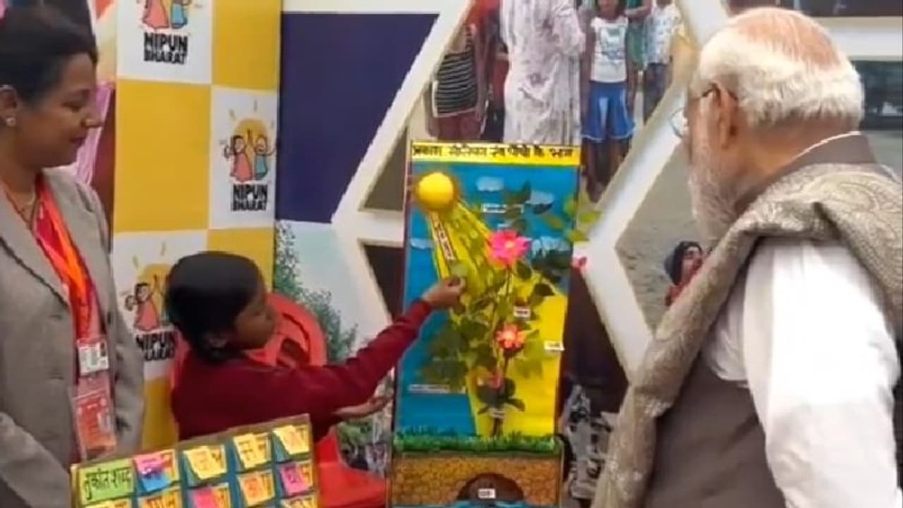 'Wah'! Varanasi girl impresses PM Modi with her science knowledge and poetry skills (WATCH) 'Wah'! Varanasi girl impresses PM Modi with her science knowledge and poetry skills (WATCH)