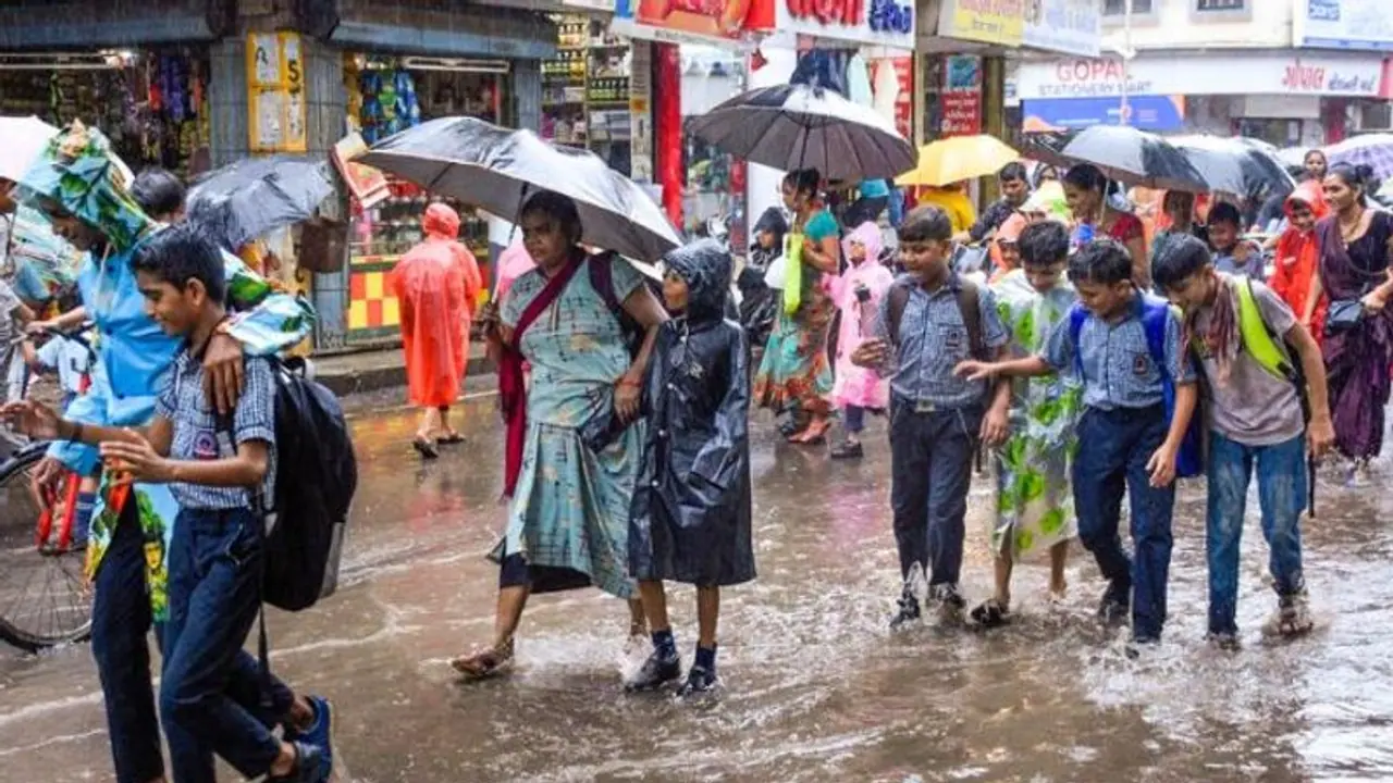 Heavy Rain School Holiday: விடாமல் அடிச்சு ஊத்தும் கனமழை! எந்த மாவட்டத்திற்கு பள்ளிகளுக்கு விடுமுறை தெரியுமா?