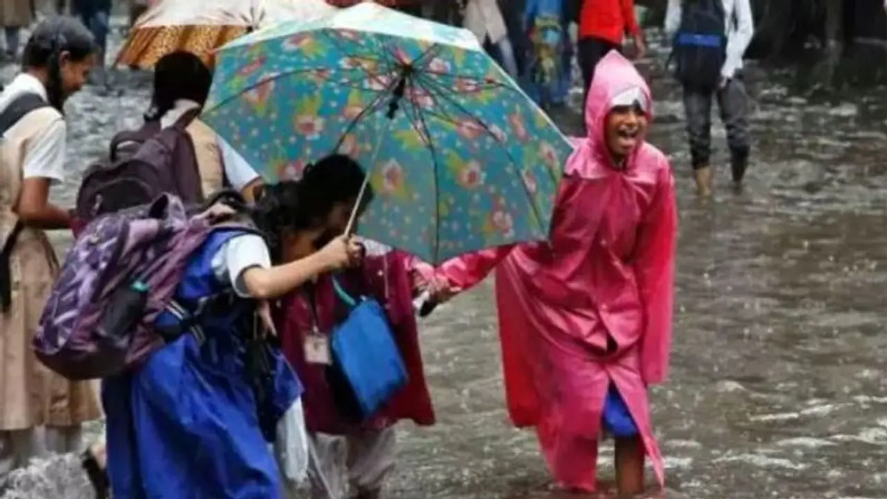 School Holiday: விடாமல் வெளுத்து வாங்கும் கனமழை.. இன்று பள்ளிகளுக்கு விடுமுறை அறிவிப்பு!