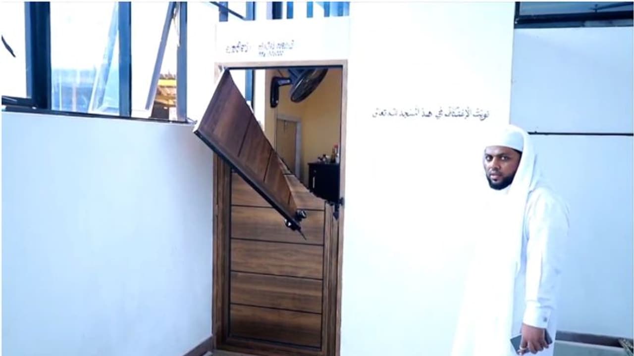 തലശ്ശേരിയിൽ നിസ്കാരത്തിന് പോയി തിരികെ വന്നപ്പോഴേയ്ക്കും ഉസ്താദിന്റെ റാഡോ വാച്ചും പണവും മോഷണം പോയി തലശ്ശേരിയിൽ നിസ്കാരത്തിന് പോയി തിരികെ വന്നപ്പോഴേയ്ക്കും ഉസ്താദിന്റെ റാഡോ വാച്ചും പണവും മോഷണം പോയി