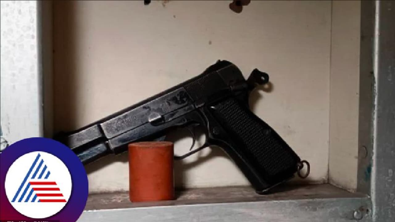 ರೈಲ್ವೆ ಶೌಚಾಲಯದಲ್ಲಿ ಪಿಸ್ತೂಲ್ ಬಿಟ್ಟು ಹೋದ ಪೊಲೀಸಪ್ಪ! ದುಷ್ಕರ್ಮಿಗಳ ಕೈಗೆ ಸಿಕ್ಕಿದ್ರೆ ಏನು ಗತಿ? ರೈಲ್ವೆ ಶೌಚಾಲಯದಲ್ಲಿ ಪಿಸ್ತೂಲ್ ಬಿಟ್ಟು ಹೋದ ಪೊಲೀಸಪ್ಪ! ದುಷ್ಕರ್ಮಿಗಳ ಕೈಗೆ ಸಿಕ್ಕಿದ್ರೆ ಏನು ಗತಿ?