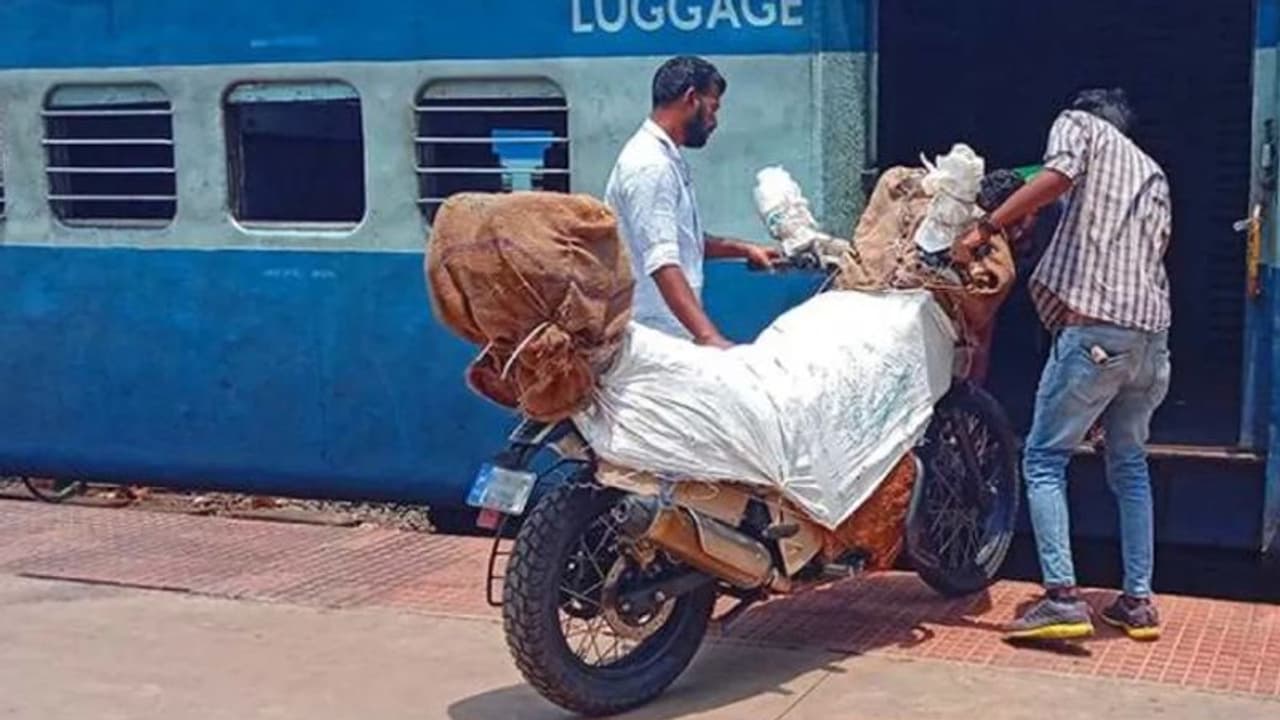 இந்திய ரயில்வே.. உங்கள் பைக்கை பார்சலில் அனுப்ப எவ்வளவு செலவாகும்? எப்படி அனுப்புவது? முழு விவரம் இதோ! இந்திய ரயில்வே.. உங்கள் பைக்கை பார்சலில் அனுப்ப எவ்வளவு செலவாகும்? எப்படி அனுப்புவது? முழு விவரம் இதோ!