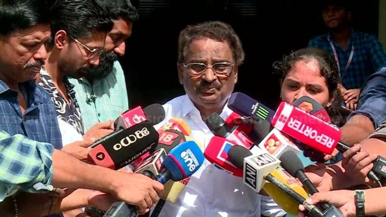 ഔദാര്യത്തിൽ വളര്‍ന്ന വാലാട്ടി പ്രസ്ഥാനമല്ല എസ്എഫ്ഐ, രാഷ്ട്രപതി ഭരണം പറഞ്ഞ് ഗവര്‍ണര്‍ പേടിപ്പിക്കേണ്ട: എകെ ബാലൻ