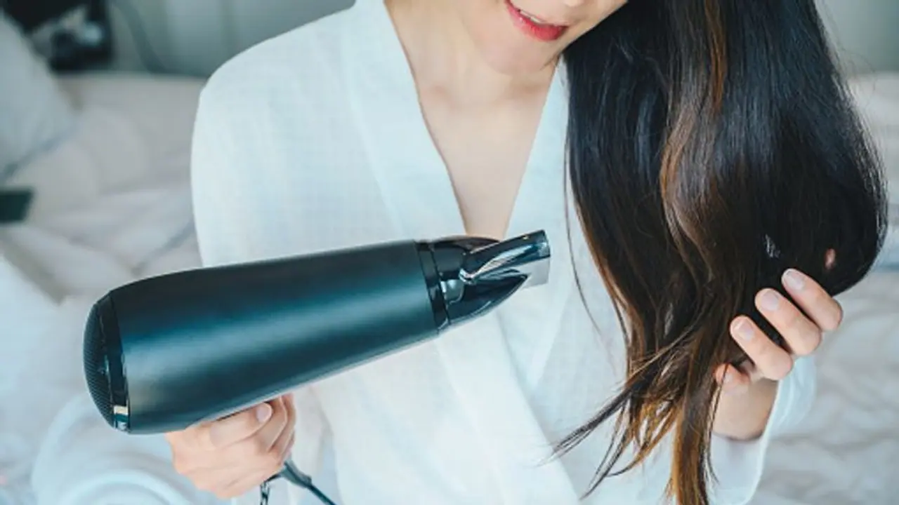 മുടി ഒതുക്കാന്‍ ഹെയർ ഡ്രയർ ഉപയോഗിച്ചു; യുവതിയുടെ അക്കൗണ്ടില്‍ നിന്നും നഷ്ടമായത് ഒരു ലക്ഷം രൂപ !