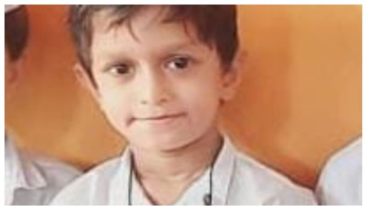 കണ്ണൂരില് ടിപ്പർ ലോറിയിടിച്ച് യുകെജി വിദ്യാർത്ഥിക്ക് ദാരുണാന്ത്യം കണ്ണൂരില് ടിപ്പർ ലോറിയിടിച്ച് യുകെജി വിദ്യാർത്ഥിക്ക് ദാരുണാന്ത്യം