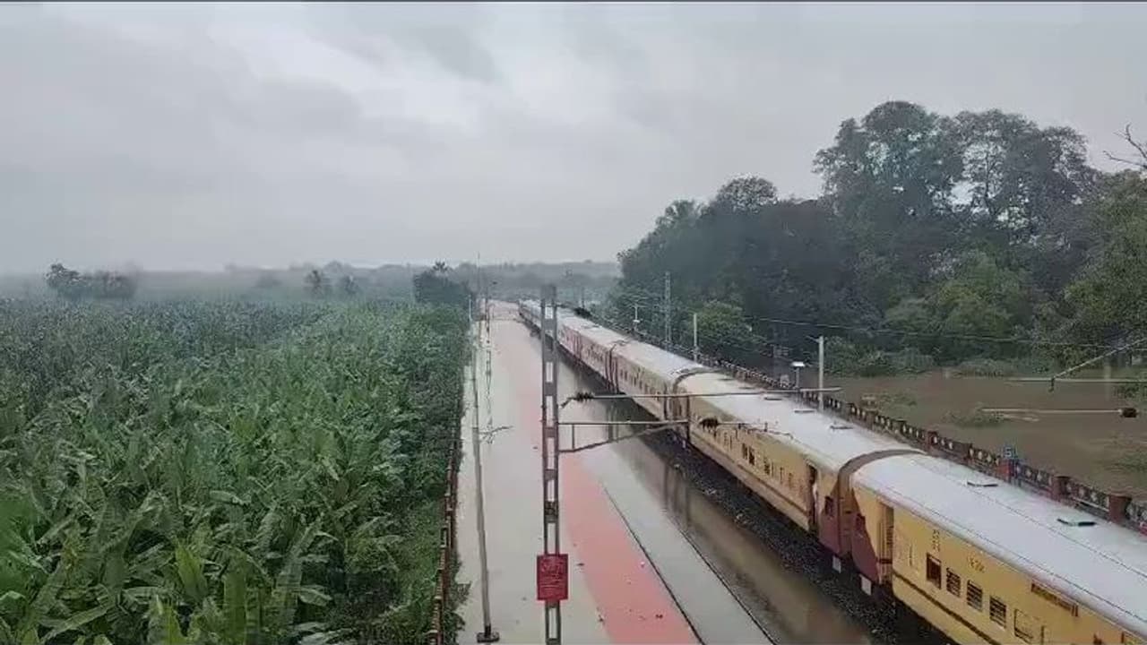 ಕೆಂಗೇರಿ ಬಳಿ ಎಕ್ಸ್ಪ್ರೆಸ್ ರೈಲು ಮುಕ್ಕಾಲು ಗಂಟೆ ನಿಲುಗಡೆ, ಜ್ಞಾನಭಾರತಿ ಮೆಟ್ರೋ ಬಳಿ ನಿಲ್ಲಿಸುವಂತೆ ಒತ್ತಾಯ ಕೆಂಗೇರಿ ಬಳಿ ಎಕ್ಸ್ಪ್ರೆಸ್ ರೈಲು ಮುಕ್ಕಾಲು ಗಂಟೆ ನಿಲುಗಡೆ, ಜ್ಞಾನಭಾರತಿ ಮೆಟ್ರೋ ಬಳಿ ನಿಲ್ಲಿಸುವಂತೆ ಒತ್ತಾಯ