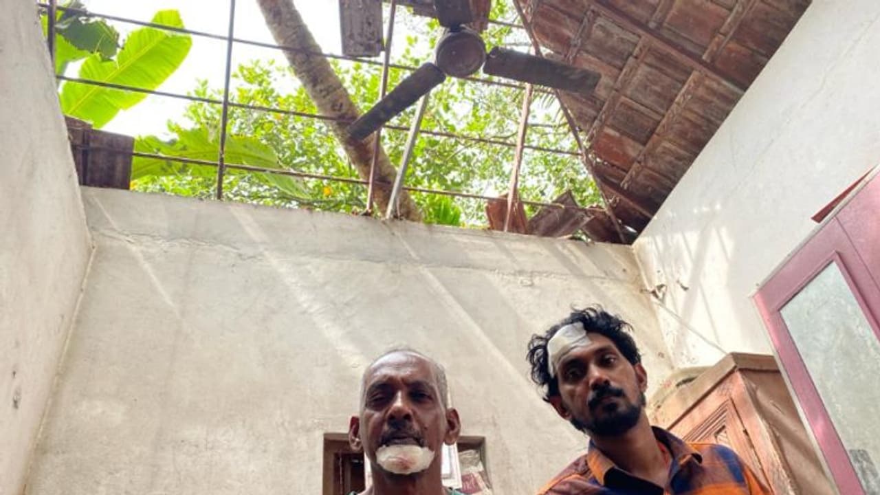 രാത്രി പത്ത് മണിയോടെ വീടിന് മുകളിൽ തെങ്ങ് കടപുഴകി വീണു, വീട്ടിനകത്തുണ്ടായിരുന്നു അച്ഛനും മകനും രക്ഷപ്പെട്ടു