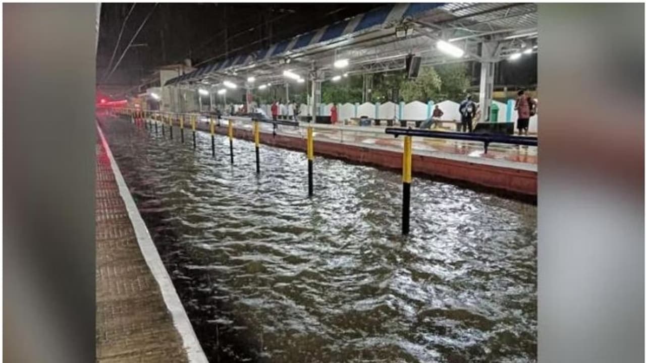 പ്രളയക്കെടുതിയിൽ തെക്കൻ തമിഴ്നാട് : കേരളത്തിലൂടെയുളള 3 ട്രെയിനുകൾ അടക്കം 23 ട്രെയിനുകൾ പൂർണമായി റദ്ദാക്കി പ്രളയക്കെടുതിയിൽ തെക്കൻ തമിഴ്നാട് : കേരളത്തിലൂടെയുളള 3 ട്രെയിനുകൾ അടക്കം 23 ട്രെയിനുകൾ പൂർണമായി റദ്ദാക്കി