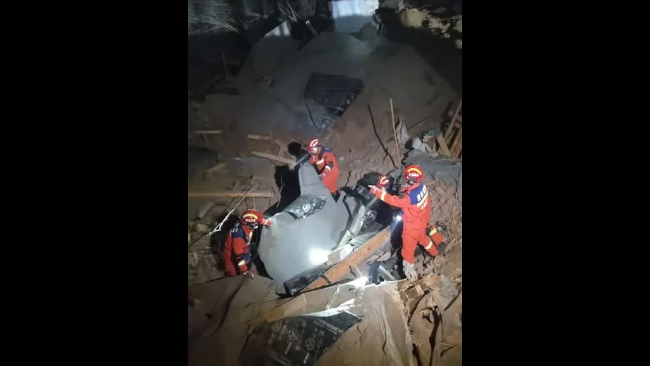 ಚೀನಾದಲ್ಲಿ ಭಾರೀ ಭೂಕಂಪ: 131 ಸಾವು, 700ಕ್ಕೂ ಹೆಚ್ಚು ಮಂದಿಗೆ ಗಾಯ, ಭರದಿಂದ ಸಾಗುತ್ತಿರುವ ರಕ್ಷಣಾ ಕಾರ್ಯಾಚರಣೆ ಚೀನಾದಲ್ಲಿ ಭಾರೀ ಭೂಕಂಪ: 131 ಸಾವು, 700ಕ್ಕೂ ಹೆಚ್ಚು ಮಂದಿಗೆ ಗಾಯ, ಭರದಿಂದ ಸಾಗುತ್ತಿರುವ ರಕ್ಷಣಾ ಕಾರ್ಯಾಚರಣೆ