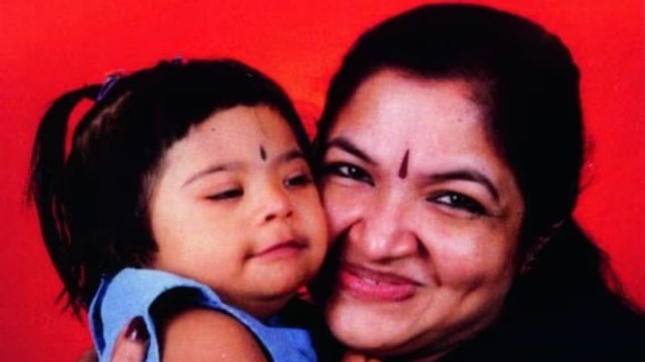 பிறந்தநாள் வாழ்த்துக்கள் நந்தனா.. நீரில் மூழ்கி இறந்த மகள் மன பாரத்தோடு வாழ்த்து சொன்ன சின்னக்குயில் சித்ரா! பிறந்தநாள் வாழ்த்துக்கள் நந்தனா.. நீரில் மூழ்கி இறந்த மகள் மன பாரத்தோடு வாழ்த்து சொன்ன சின்னக்குயில் சித்ரா!