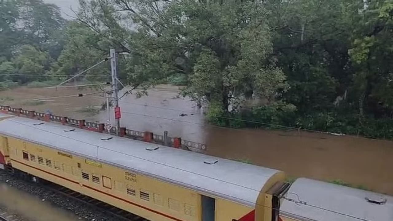 ತಮಿಳುನಾಡಲ್ಲಿ ಭಾರಿ ಮಳೆ: ಹಲವು ರೈಲುಗಳು ಸ್ಥಗಿತ; ರೈಲ್ವೆ ನಿಲ್ದಾಣದಲ್ಲೇ ಸಿಲುಕಿದ ನೂರಾರು ಪ್ರಯಾಣಿಕರು