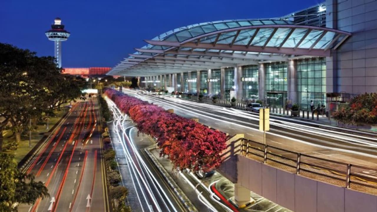 இதென்ன நூதன திருட்டா இருக்கு.. சிங்கப்பூர் ஏர்போர்ட் பெயரில் பெரும் மோசடி ஆடிப்போன அதிகாரிகள்! மக்களே உஷார்! இதென்ன நூதன திருட்டா இருக்கு.. சிங்கப்பூர் ஏர்போர்ட் பெயரில் பெரும் மோசடி ஆடிப்போன அதிகாரிகள்! மக்களே உஷார்!