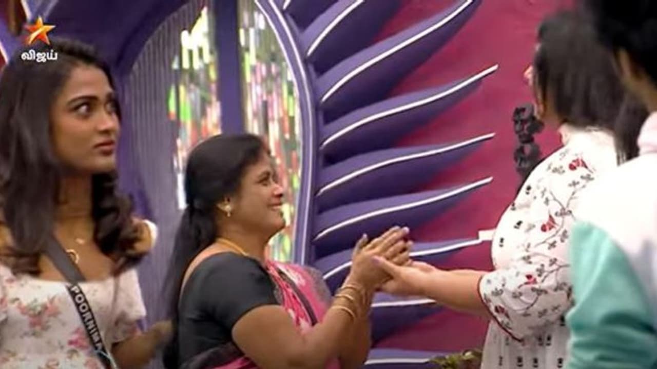 Bigg Boss Promo: மன்னிப்பு கேட்ட அம்மாவின் செயலால் ஷாக்கான பூர்ணிமா! ஃப்ரீஸ் டாஸ்கில் நடந்ததை நீங்களே பாருங்க Bigg Boss Promo: மன்னிப்பு கேட்ட அம்மாவின் செயலால் ஷாக்கான பூர்ணிமா! ஃப்ரீஸ் டாஸ்கில் நடந்ததை நீங்களே பாருங்க