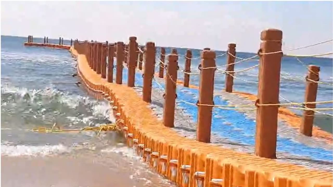 സഞ്ചാരികളേ ഇതിലേ ഇതിലേ, കടലിലേക്കിറങ്ങി കാഴ്ചകൾ കാണാം; തിരുവനന്തപുരത്തെ ആദ്യ ഫ്ലോട്ടിംഗ് ബ്രിഡ്ജ് ഇതാ ഇവിടെ... സഞ്ചാരികളേ ഇതിലേ ഇതിലേ, കടലിലേക്കിറങ്ങി കാഴ്ചകൾ കാണാം; തിരുവനന്തപുരത്തെ ആദ്യ ഫ്ലോട്ടിംഗ് ബ്രിഡ്ജ് ഇതാ ഇവിടെ...