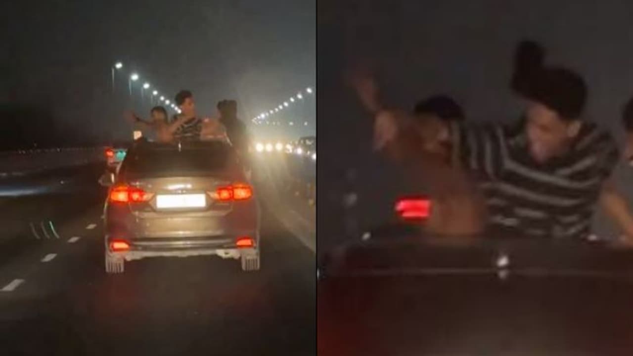 'വേണ്ടായിരുന്നു...' കഷ്ടി ഒരാൾക്ക് കയറാവുന്ന സൺറൂഫ്, ഓടുന്ന കാറിൽ 2 പേരുടെ ഡാൻസ്; ബാക്കിയെല്ലാം ചെയ്തത് വീഡിയോ 'വേണ്ടായിരുന്നു...' കഷ്ടി ഒരാൾക്ക് കയറാവുന്ന സൺറൂഫ്, ഓടുന്ന കാറിൽ 2 പേരുടെ ഡാൻസ്; ബാക്കിയെല്ലാം ചെയ്തത് വീഡിയോ