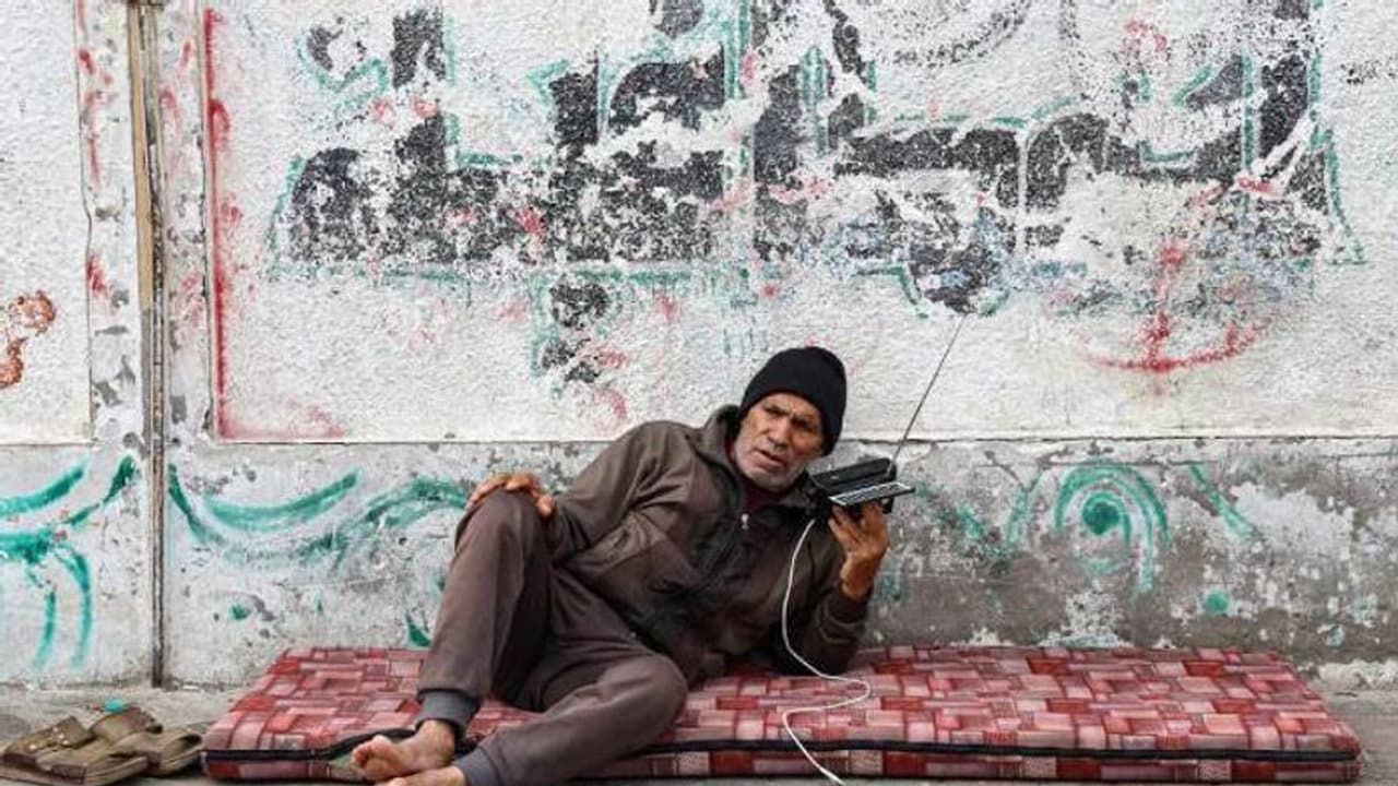 വൈദ്യുതി ഇല്ല, ​ഗാസയിൽ റേഡിയോയ്‍ക്ക് ആവശ്യക്കാരും വിലയും കുതിച്ചുയരുന്നു