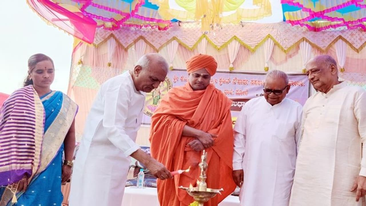 ಚೈನಿ ವಸ್ತು ಖರೀದಿಸಲು ಸಾಲ ನೀಡಬಾರದು: ಶಾಸಕ ರಾಜು ಕಾಗೆ ಚೈನಿ ವಸ್ತು ಖರೀದಿಸಲು ಸಾಲ ನೀಡಬಾರದು: ಶಾಸಕ ರಾಜು ಕಾಗೆ