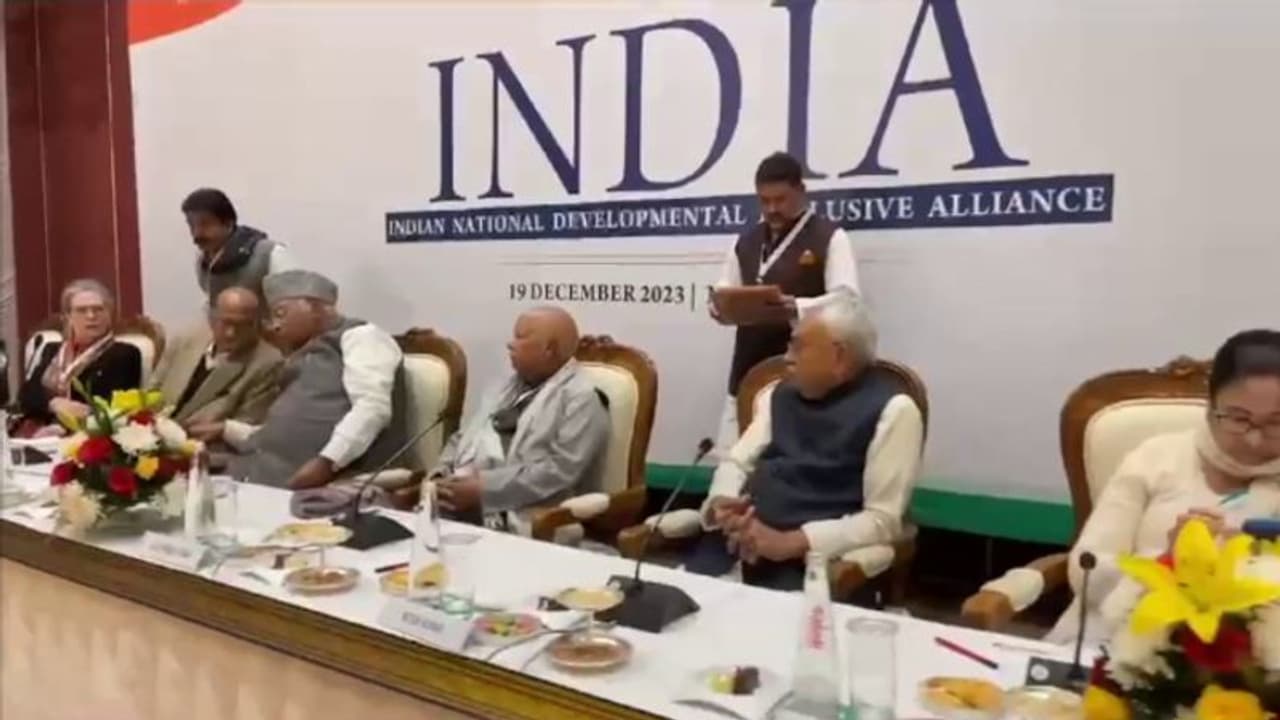 പ്രതിപക്ഷ എംപിമാർക്കെതിരായ നടപടി, 22ന് രാജ്യവ്യാപക പ്രതിഷേധം; ഖർഗെ പ്രധാനമന്ത്രി സ്ഥാനാർത്ഥിയാകണമെന്ന് നിർദേശം പ്രതിപക്ഷ എംപിമാർക്കെതിരായ നടപടി, 22ന് രാജ്യവ്യാപക പ്രതിഷേധം; ഖർഗെ പ്രധാനമന്ത്രി സ്ഥാനാർത്ഥിയാകണമെന്ന് നിർദേശം