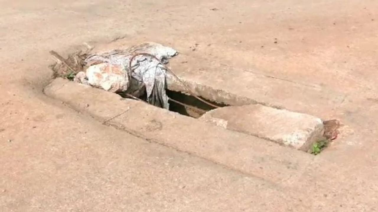 ಚಿತ್ರದುರ್ಗ: ಕಾಮಗಾರಿ ಆರಂಭವಾಗಿ 10 ವರ್ಷ ಕಳೆದರೂ ಪೂರ್ಣವಾಗದ ಯುಜಿಡಿ ಯೋಜನೆ ಚಿತ್ರದುರ್ಗ: ಕಾಮಗಾರಿ ಆರಂಭವಾಗಿ 10 ವರ್ಷ ಕಳೆದರೂ ಪೂರ್ಣವಾಗದ ಯುಜಿಡಿ ಯೋಜನೆ