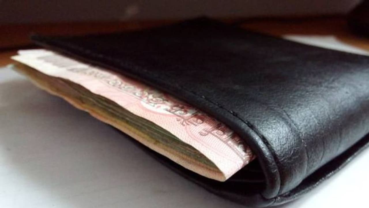 പണികിട്ടി; വീടിന്റെ തൊട്ടടുത്തുള്ള ക്യാമറ കണ്ടില്ല, 250 ട്രാഫിക് നിയമലംഘനം, പിഴയൊടുക്കേണ്ടത് 1.34 ലക്ഷം 