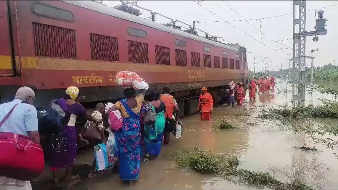 ஶ்ரீவைகுண்டம் ரயில் நிலையத்தில் மீட்கப்பட்ட பயணிகள் சென்னை செல்ல ஏற்பாடு
