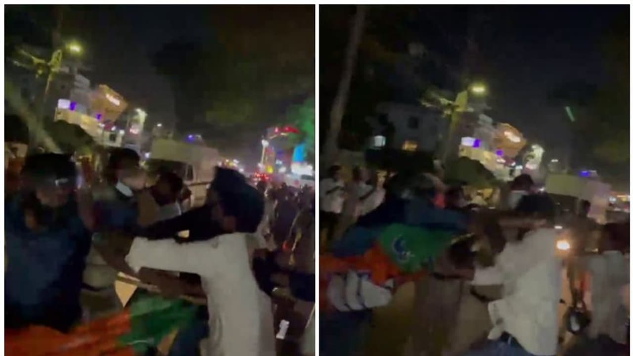 മുഖ്യമന്ത്രിക്കെതിരെ കരിങ്കൊടി; തടയാൻ ശ്രമിച്ച ഡിവൈഎഫ്ഐക്കാരെ കൊടി കെട്ടിയ വടി കൊണ്ട് അടിച്ച് യുവമോർച്ച 