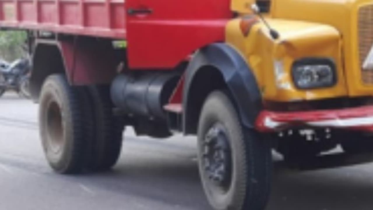 വീണ്ടും ടിപ്പര് ദുരന്തം; ഉറങ്ങിക്കിടന്നയാള്ക്ക് മുകളിലൂടെ ലോറി കയറി ദാരുണാന്ത്യം വീണ്ടും ടിപ്പര് ദുരന്തം; ഉറങ്ങിക്കിടന്നയാള്ക്ക് മുകളിലൂടെ ലോറി കയറി ദാരുണാന്ത്യം