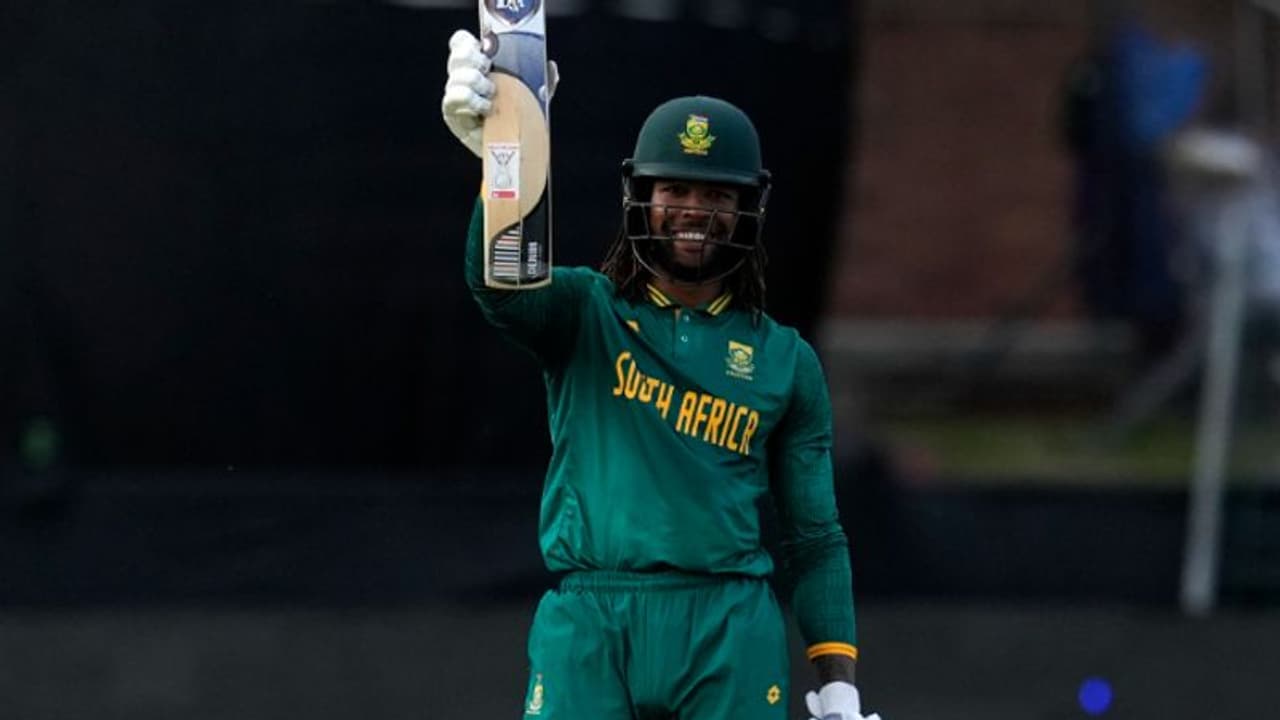 ഉദിച്ചുയര്ന്ന് ദക്ഷിണാഫ്രിക്കയുടെ പുത്തന് താരം ടോണി ഡി സോര്സി, സെഞ്ചുറി! ഇന്ത്യക്കെതിരെ കൂറ്റന് ജയം ഉദിച്ചുയര്ന്ന് ദക്ഷിണാഫ്രിക്കയുടെ പുത്തന് താരം ടോണി ഡി സോര്സി, സെഞ്ചുറി! ഇന്ത്യക്കെതിരെ കൂറ്റന് ജയം