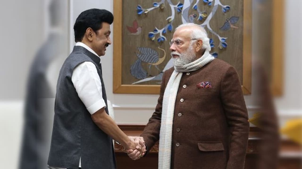 ക്രിസ്മസ് വിരുന്ന് റദ്ദാക്കി ഗവർണർ; മോദി സ്റ്റാലിൻ കൂടിക്കാഴ്ച, തമിഴ്നാടിന് 2000 കോടി അനുവദിക്കണമെന്നാവശ്യം ക്രിസ്മസ് വിരുന്ന് റദ്ദാക്കി ഗവർണർ; മോദി സ്റ്റാലിൻ കൂടിക്കാഴ്ച, തമിഴ്നാടിന് 2000 കോടി അനുവദിക്കണമെന്നാവശ്യം