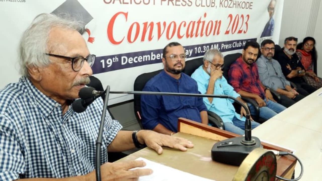 ഇടത് വലത് പക്ഷത്തെ വേര്തിരിക്കേണ്ട അതിര് എവിടെയാണെന്ന് മനസിലാകുന്നില്ല; രണ്ടും ഒന്നാകുന്നു: എം മുകന്ദൻ ഇടത് വലത് പക്ഷത്തെ വേര്തിരിക്കേണ്ട അതിര് എവിടെയാണെന്ന് മനസിലാകുന്നില്ല; രണ്ടും ഒന്നാകുന്നു: എം മുകന്ദൻ