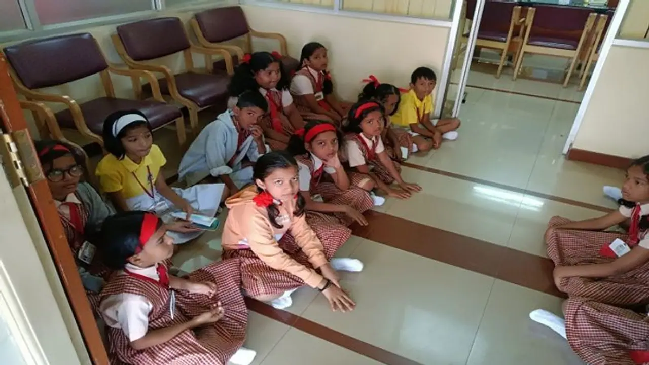 ಉತ್ತರಕನ್ನಡ: ಫೀಸ್ ಕಟ್ಟದ್ದ ಮಕ್ಕಳನ್ನು ಹೊರಗೆ ಕೂರಿಸಿದ ಶಾಲೆ, ಪೋಷಕರ ಆಕ್ರೋಶ ಉತ್ತರಕನ್ನಡ: ಫೀಸ್ ಕಟ್ಟದ್ದ ಮಕ್ಕಳನ್ನು ಹೊರಗೆ ಕೂರಿಸಿದ ಶಾಲೆ, ಪೋಷಕರ ಆಕ್ರೋಶ