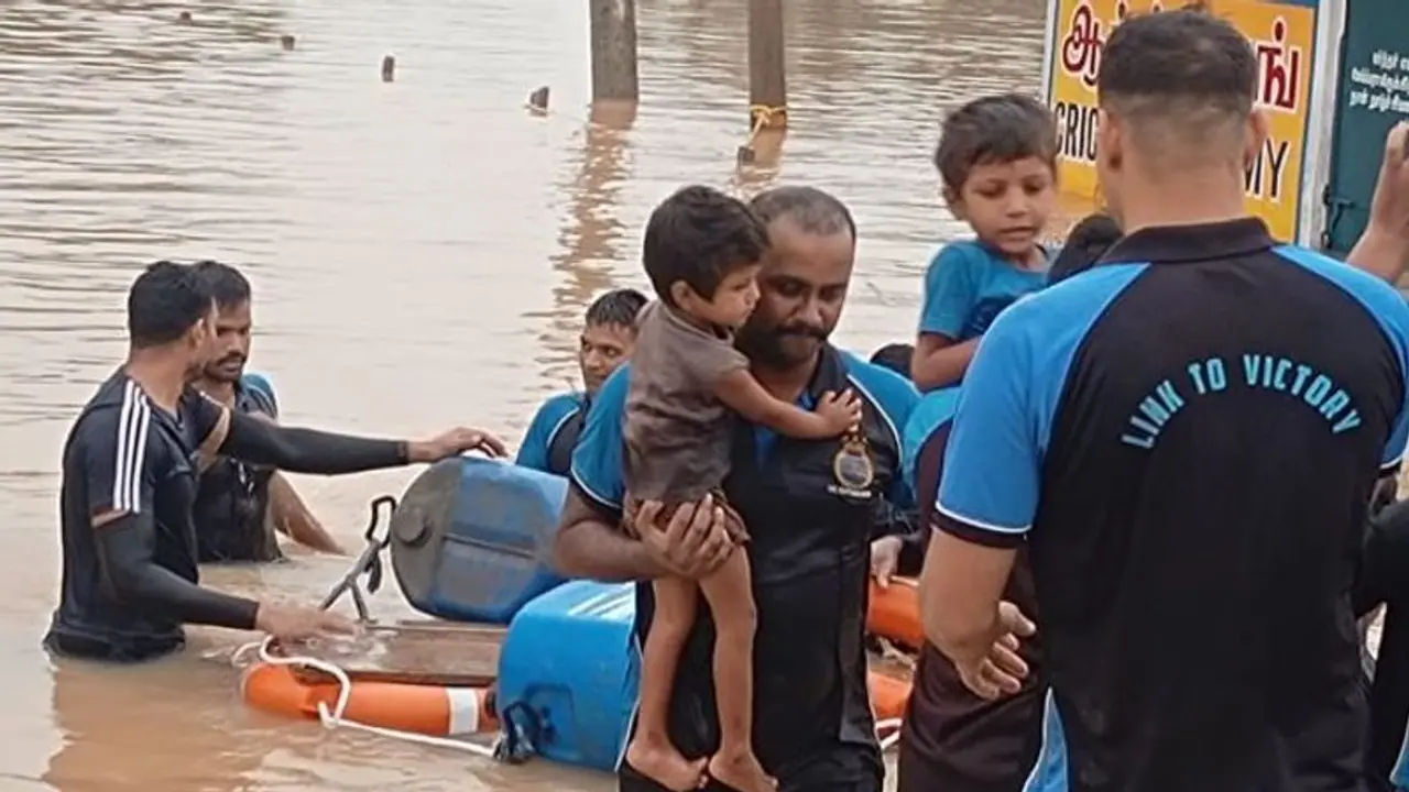 ತಮಿಳುನಾಡಲ್ಲಿ ವ್ಯಾಪಕ ಮಳೆಗೆ 10 ಸಾವು, 17 ಸಾವಿರಕ್ಕೂ ಹೆಚ್ಚು ಮಂದಿ ಸುರಕ್ಷಿತ ಸ್ಥಳಕ್ಕೆ ಸ್ಥಳಾಂತರ ತಮಿಳುನಾಡಲ್ಲಿ ವ್ಯಾಪಕ ಮಳೆಗೆ 10 ಸಾವು, 17 ಸಾವಿರಕ್ಕೂ ಹೆಚ್ಚು ಮಂದಿ ಸುರಕ್ಷಿತ ಸ್ಥಳಕ್ಕೆ ಸ್ಥಳಾಂತರ