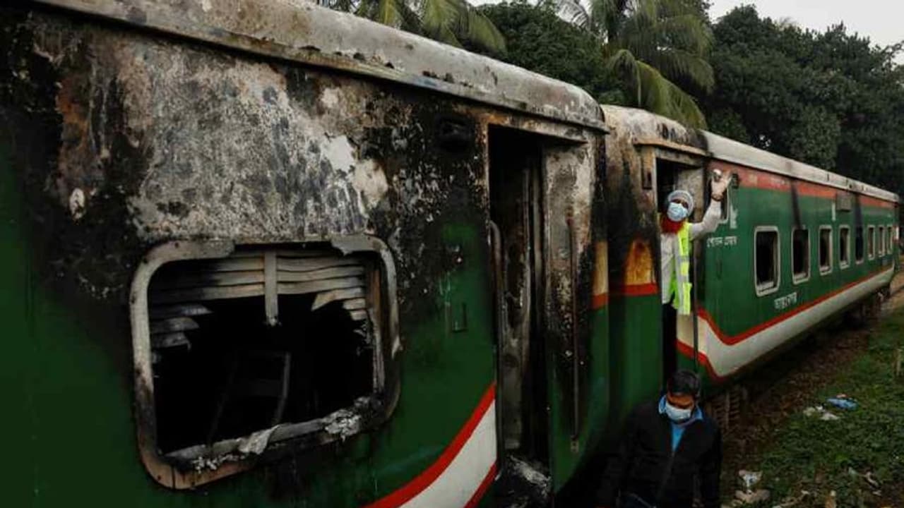 ബംഗ്ലാദേശിൽ ട്രെയിനിന് തീവെച്ചു, പിഞ്ചുകുഞ്ഞും അമ്മയുമുൾപ്പെടെ 4 പേര് മരിച്ചു, സംഭവം പ്രതിപക്ഷ സമരത്തിനിടെ ബംഗ്ലാദേശിൽ ട്രെയിനിന് തീവെച്ചു, പിഞ്ചുകുഞ്ഞും അമ്മയുമുൾപ്പെടെ 4 പേര് മരിച്ചു, സംഭവം പ്രതിപക്ഷ സമരത്തിനിടെ