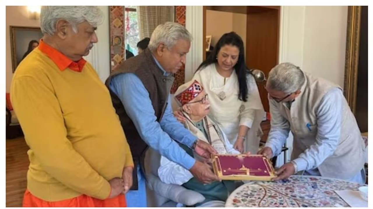 അദ്വാനിയെയും ജോഷിയെയും വീട്ടിൽപോയി ക്ഷണിച്ച് വിഎച്ച്പി, ഇരുവരും രാമക്ഷേത്ര ചടങ്ങിനെത്തുമെന്നും അവകാശവാദം അദ്വാനിയെയും ജോഷിയെയും വീട്ടിൽപോയി ക്ഷണിച്ച് വിഎച്ച്പി, ഇരുവരും രാമക്ഷേത്ര ചടങ്ങിനെത്തുമെന്നും അവകാശവാദം