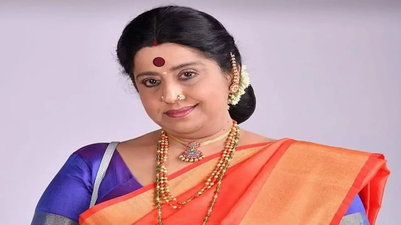 ಆಗರ್ಭ ಶ್ರೀಮಂತೆ, ಐರ್ಲೆಂಡ್ನಲ್ಲಿ ಮಗ; ಮದ್ವೆಯಾದ್ರೂ ಒಂಟಿ ಬಾಳು, ಹೇಮಾ ಚೌಧರಿಗೆ ಇದೆಂಥ ಗೋಳು! ಆಗರ್ಭ ಶ್ರೀಮಂತೆ, ಐರ್ಲೆಂಡ್ನಲ್ಲಿ ಮಗ; ಮದ್ವೆಯಾದ್ರೂ ಒಂಟಿ ಬಾಳು, ಹೇಮಾ ಚೌಧರಿಗೆ ಇದೆಂಥ ಗೋಳು!