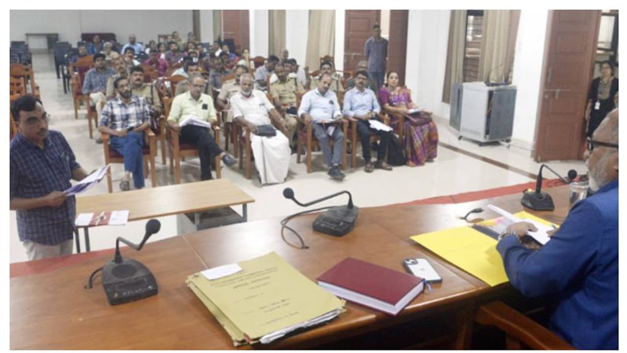 ''100 പ്രാവശ്യം പേരും ഫോൺ നമ്പറും എഴുതൂ''; ഉദ്യോഗസ്ഥർക്ക് ഇമ്പോസിഷൻ ശിക്ഷ കാരണമിത് ''100 പ്രാവശ്യം പേരും ഫോൺ നമ്പറും എഴുതൂ''; ഉദ്യോഗസ്ഥർക്ക് ഇമ്പോസിഷൻ ശിക്ഷ കാരണമിത്