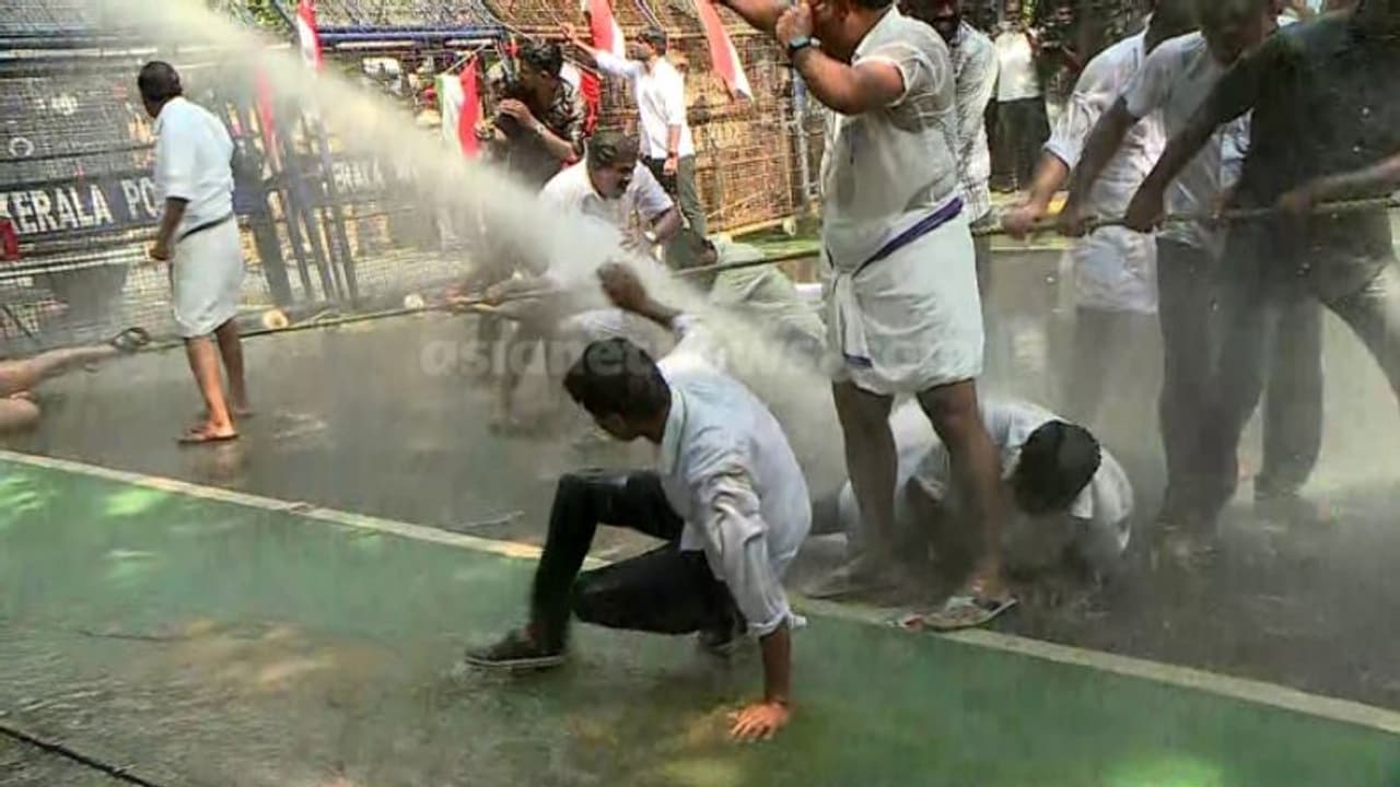 കോൺഗ്രസ് സെക്രട്ടേറിയേറ്റ് മാര്ച്ചിൽ സംഘര്ഷം, ജലപീരങ്കി; ഇനി തല്ലിയാൽ തിരിച്ചടിക്കുമെന്ന് നേതാക്കൾ കോൺഗ്രസ് സെക്രട്ടേറിയേറ്റ് മാര്ച്ചിൽ സംഘര്ഷം, ജലപീരങ്കി; ഇനി തല്ലിയാൽ തിരിച്ചടിക്കുമെന്ന് നേതാക്കൾ