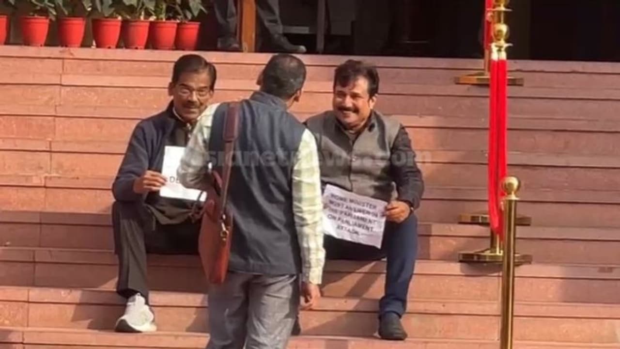 ലോക്സഭയിലെ പ്രതിഷേധം: എഎം ആരിഫിനെയും തോമസ് ചാഴികാടനെയും സസ്പെന്റ് ചെയ്തു ലോക്സഭയിലെ പ്രതിഷേധം: എഎം ആരിഫിനെയും തോമസ് ചാഴികാടനെയും സസ്പെന്റ് ചെയ്തു