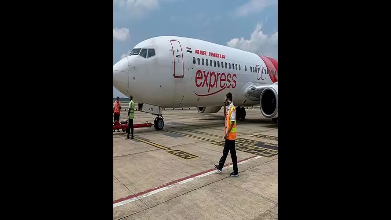 2 മണിക്കൂർ മുൻപ് മാത്രമാണ് പണിമുടക്കിന്റെ വിവരം അറിഞ്ഞതെന്ന് എയർ ഇന്ത്യ, പ്രതിഷേധിച്ച് യാത്രക്കാർ 2 മണിക്കൂർ മുൻപ് മാത്രമാണ് പണിമുടക്കിന്റെ വിവരം അറിഞ്ഞതെന്ന് എയർ ഇന്ത്യ, പ്രതിഷേധിച്ച് യാത്രക്കാർ