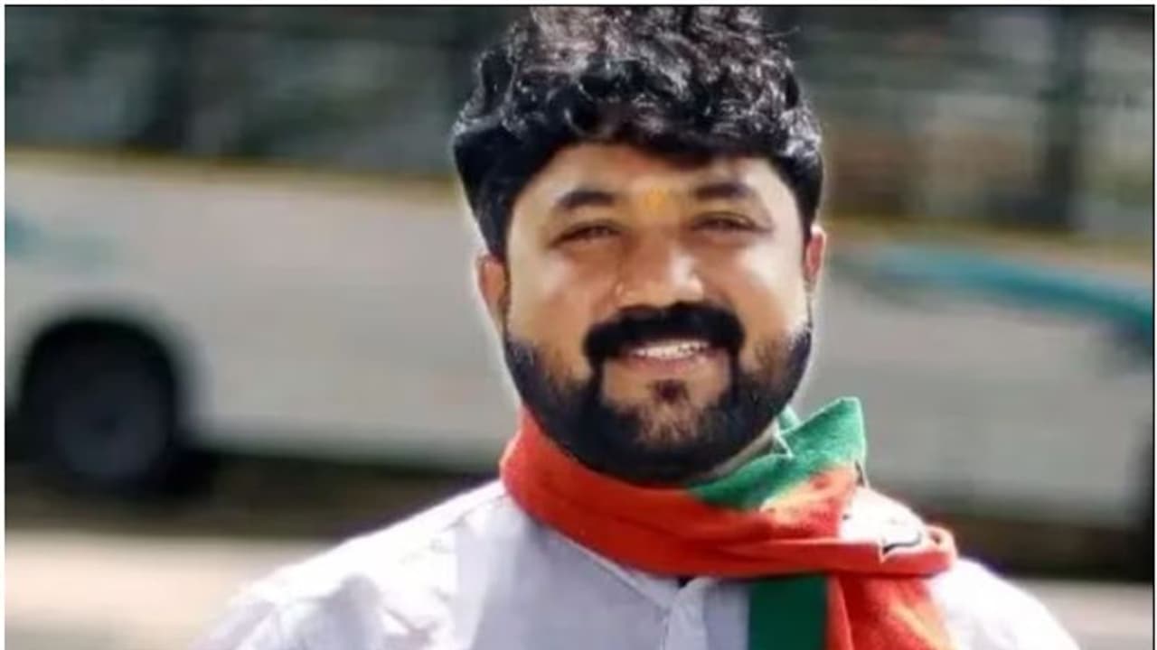 യുവമോര്ച്ച നേതാവ് റെയില്വെ ട്രാക്കില് മരിച്ച നിലയില് യുവമോര്ച്ച നേതാവ് റെയില്വെ ട്രാക്കില് മരിച്ച നിലയില്