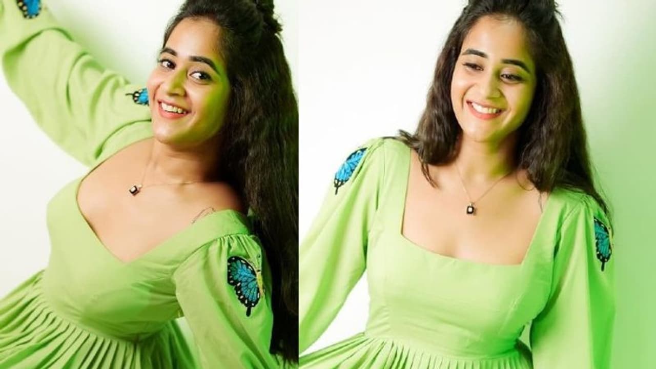 లగ్జరీ కారు కొనుగోలు చేసిన బిగ్ బాస్ బ్యూటీ దీప్తి సునైన.. ధర ఎంతంటే? లగ్జరీ కారు కొనుగోలు చేసిన బిగ్ బాస్ బ్యూటీ దీప్తి సునైన.. ధర ఎంతంటే?