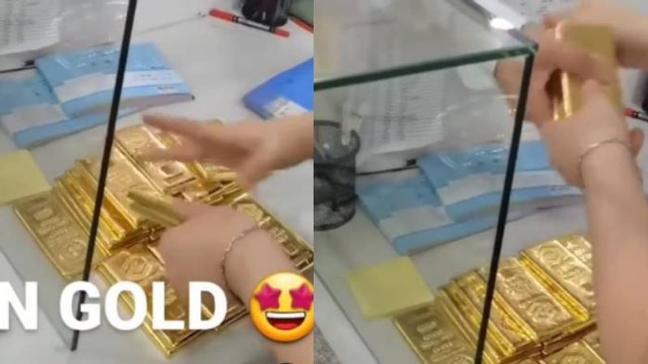 വീട് വാങ്ങാൻ പേയ്മെന്റ്, ഒന്നുംരണ്ടുമല്ല സ്വർണ്ണക്കട്ടകൾ വാരിയെറിഞ്ഞ് യുവാവ്, ഒന്നിന്റെ വില ഏഴുലക്ഷം വീട് വാങ്ങാൻ പേയ്മെന്റ്, ഒന്നുംരണ്ടുമല്ല സ്വർണ്ണക്കട്ടകൾ വാരിയെറിഞ്ഞ് യുവാവ്, ഒന്നിന്റെ വില ഏഴുലക്ഷം