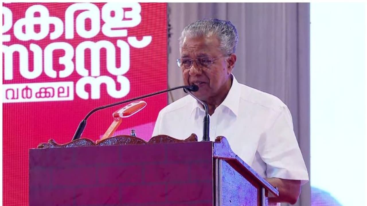 'തോക്കിനേയും ഗുണ്ടകളെയും നേരിട്ടിട്ടുണ്ട്'; പേടിപ്പിക്കാന് നോക്കേണ്ടെന്ന് മുഖ്യമന്ത്രി 'തോക്കിനേയും ഗുണ്ടകളെയും നേരിട്ടിട്ടുണ്ട്'; പേടിപ്പിക്കാന് നോക്കേണ്ടെന്ന് മുഖ്യമന്ത്രി