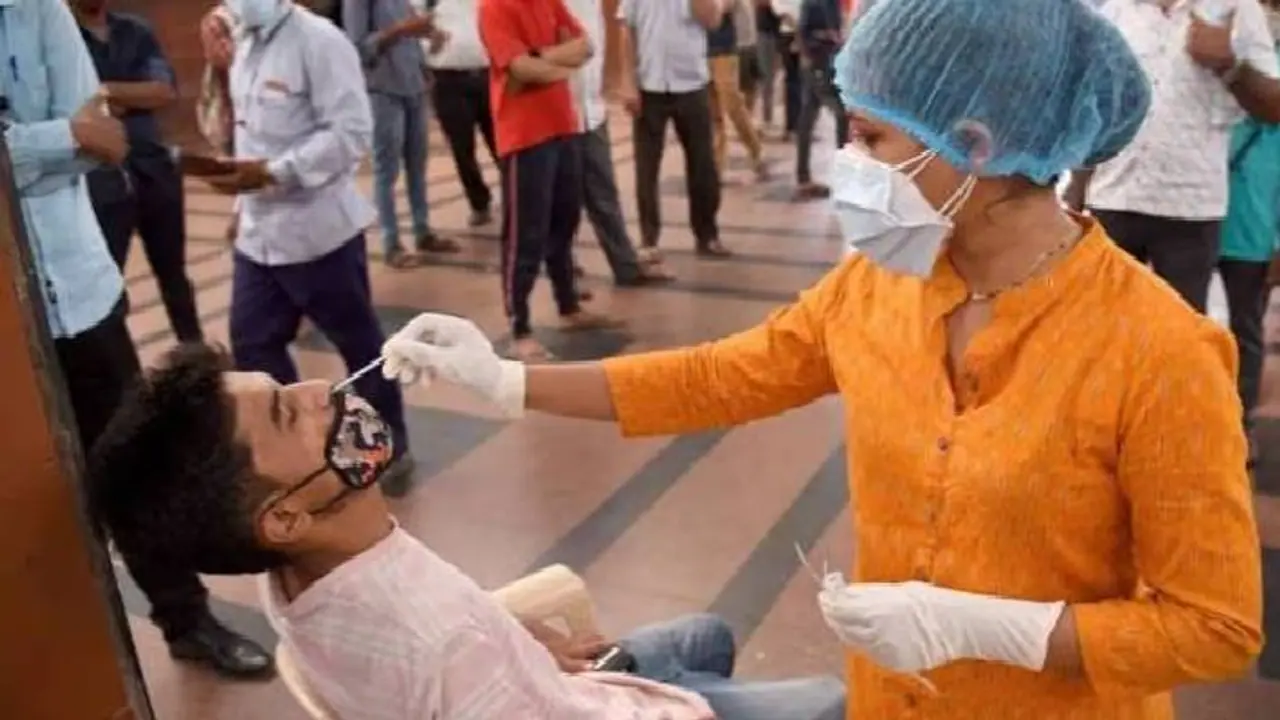 తెలంగాణలో కరోనా కలకలం ... హైదరాబాద్ లో కొత్త వేరియంట్ అనుమానిత కేసులు తెలంగాణలో కరోనా కలకలం ... హైదరాబాద్ లో కొత్త వేరియంట్ అనుమానిత కేసులు