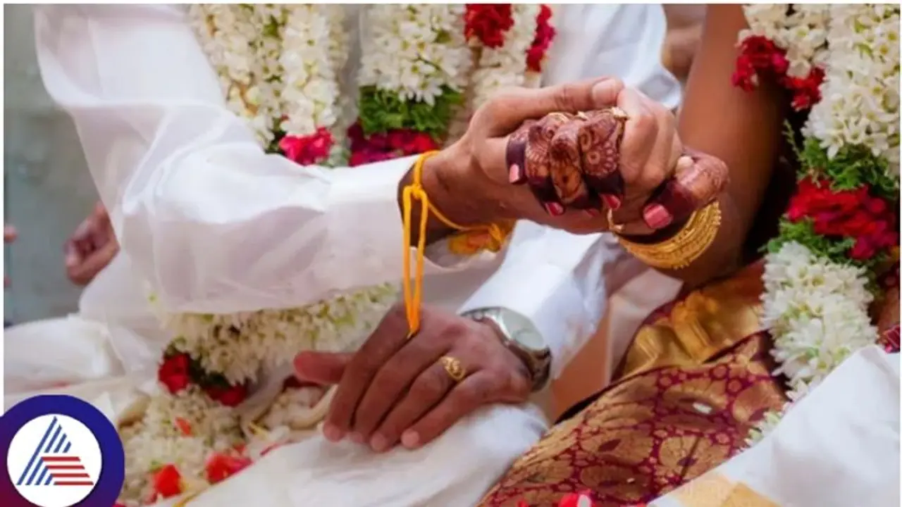 ಬ್ರಾಹ್ಮಣರಿಗೆ ಹೆಣ್ಣು ಸಿಗ್ತಿಲ್ಲವೆಂದು ಅನಾಥಾಶ್ರಮದ ಹುಡುಗಿಯರನ್ನು ಮದುವೆಯಾದ ಅರ್ಚಕರು! ಬ್ರಾಹ್ಮಣರಿಗೆ ಹೆಣ್ಣು ಸಿಗ್ತಿಲ್ಲವೆಂದು ಅನಾಥಾಶ್ರಮದ ಹುಡುಗಿಯರನ್ನು ಮದುವೆಯಾದ ಅರ್ಚಕರು!