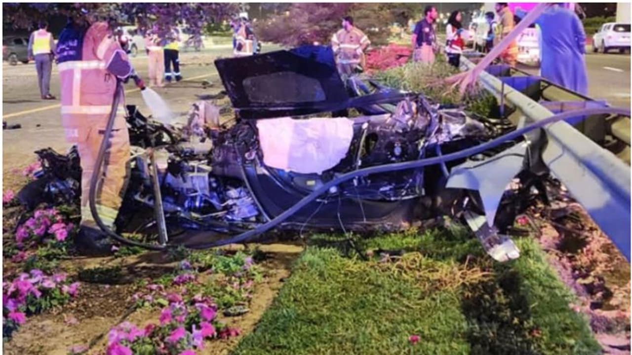 ദുബൈയില് പാലത്തില് നിന്ന് കാര് താഴേക്ക് വീണ് രണ്ടുപേര് മരിച്ചു ദുബൈയില് പാലത്തില് നിന്ന് കാര് താഴേക്ക് വീണ് രണ്ടുപേര് മരിച്ചു