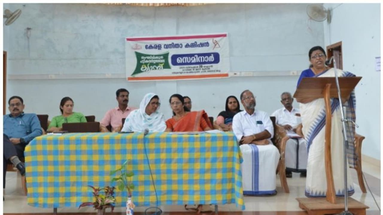 സ്ത്രീധനത്തിനെതിരെ നിയമമുണ്ട്, നടപ്പാക്കാൻ ഓഫീസർമാരുണ്ട്, ആരും പരാതി നൽകുന്നില്ലെന്ന് വനിതാ കമ്മീഷൻ അധ്യക്ഷ സ്ത്രീധനത്തിനെതിരെ നിയമമുണ്ട്, നടപ്പാക്കാൻ ഓഫീസർമാരുണ്ട്, ആരും പരാതി നൽകുന്നില്ലെന്ന് വനിതാ കമ്മീഷൻ അധ്യക്ഷ