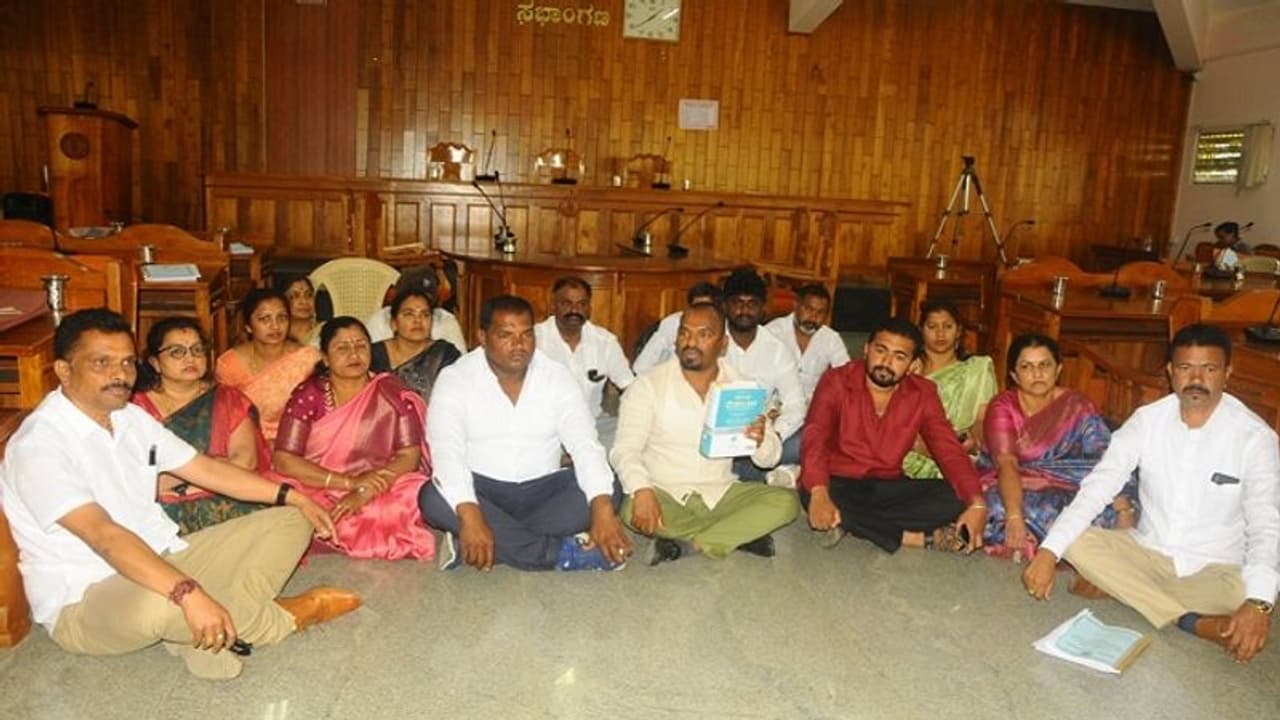 ಚಿಕ್ಕಮಗಳೂರು: ನಗರಸಭೆ ಸಾಮಾನ್ಯ ಸಭೆಯಲ್ಲಿ ಗಲಾಟೆ, ಧರಣಿ ಕುಳಿತ ಬಿಜೆಪಿ, ಜೆಡಿಎಸ್ ಸದಸ್ಯರು ಚಿಕ್ಕಮಗಳೂರು: ನಗರಸಭೆ ಸಾಮಾನ್ಯ ಸಭೆಯಲ್ಲಿ ಗಲಾಟೆ, ಧರಣಿ ಕುಳಿತ ಬಿಜೆಪಿ, ಜೆಡಿಎಸ್ ಸದಸ್ಯರು