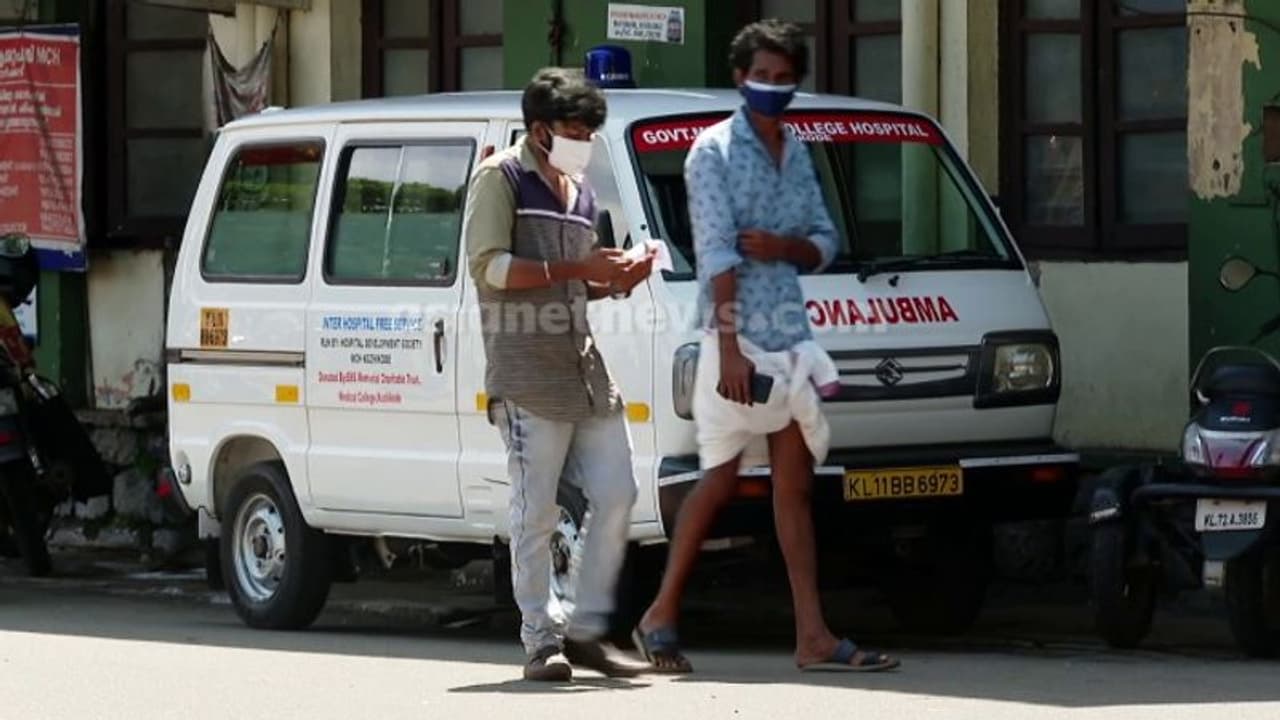 സംസ്ഥാനത്ത് കൊവിഡ് കേസുകൾ ഉയരുന്നു; ആരോഗ്യപ്രവര്ത്തകരുടെ കുറവ് വൻ പ്രതിസന്ധി, തൊഴിൽ സമ്മര്ദ്ദമെന്ന് കെജിഎംഒഎ സംസ്ഥാനത്ത് കൊവിഡ് കേസുകൾ ഉയരുന്നു; ആരോഗ്യപ്രവര്ത്തകരുടെ കുറവ് വൻ പ്രതിസന്ധി, തൊഴിൽ സമ്മര്ദ്ദമെന്ന് കെജിഎംഒഎ